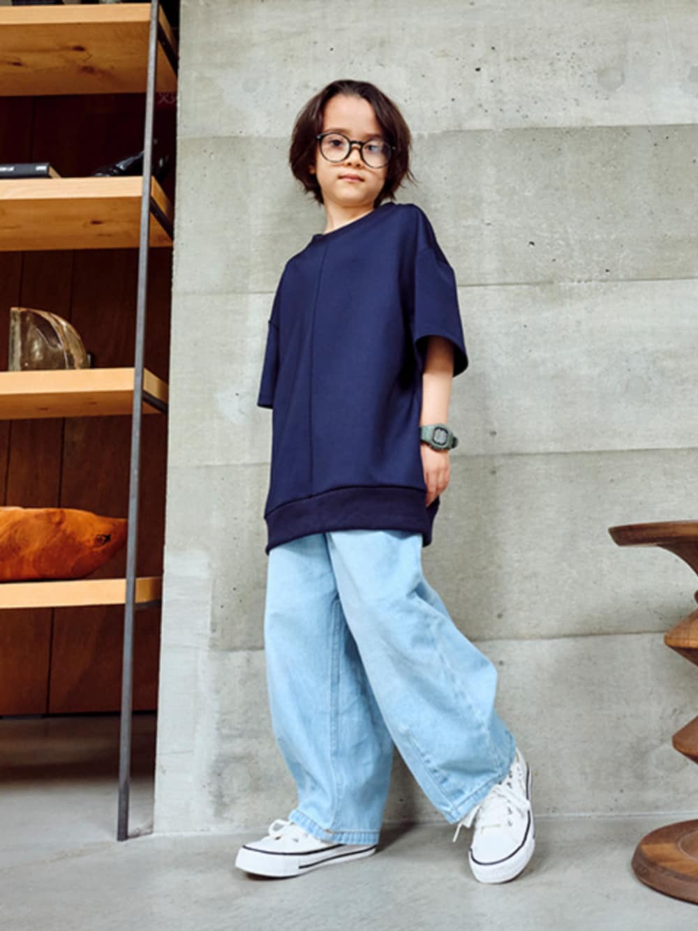 「シンプルコーデ、シンプル、ベーシック/シンプル、ベーシック、レギュラー、キッズファッション、モデル、秋コーデ」｜「QUNTSTYLEのカーブデニムパンツ（男の子・女の子)（デニムパンツ、ブルー系）」を使った、nissen Kids Modelsさん（キッズ・120cm）の夏コーディネートの1枚目の写真