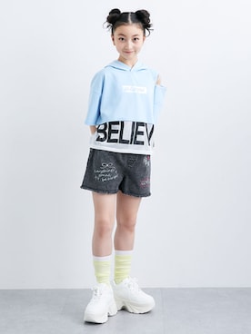 「QUNTSTYLE（キュントスタイル）の刺しゅう入りデニムショートパンツ（デニムパンツ、グレー系）」を使った、nissen Kids Modelsさん（キッズ・121cm）の春コーディネート