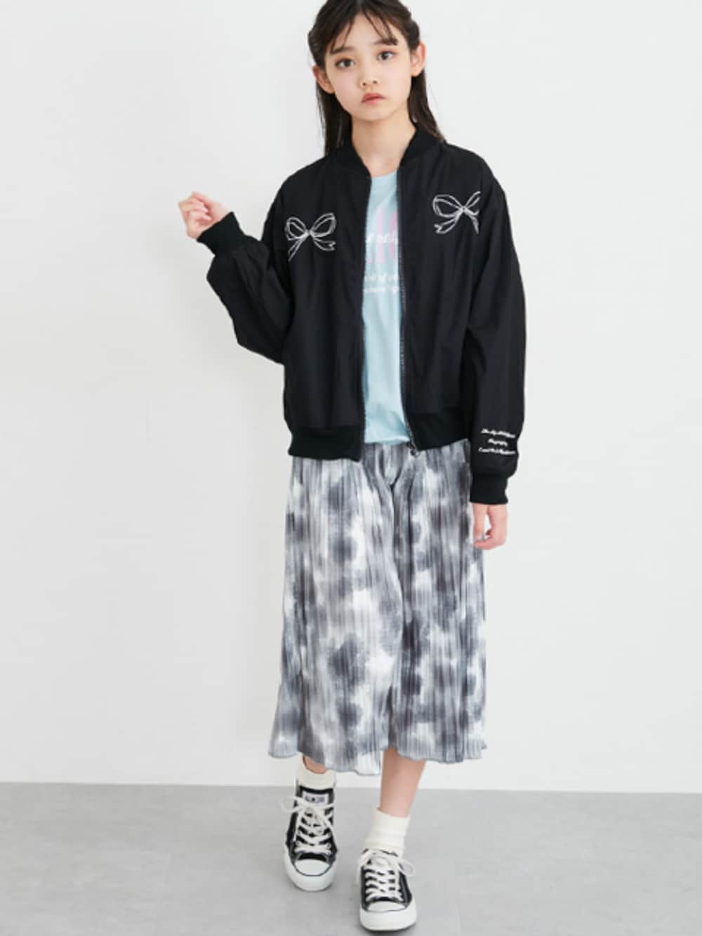 「林間学校、綿100％、綿100％アウター、アウター、ブルゾン、Tシャツ、カットプリーツパンツ、カットプリーツ、ワイドパンツ、ジュニア、ジュニアコーデ、ジュニアサイズ、キッズコーデ、キッズファッション、夏コーデ」｜「QUNTSTYLEのカットプリーツクロップドワイドパンツ（女の子）（その他パンツ、グレー系）」を使った、nissen Kids Modelsさん（キッズ・151cm）の夏コーディネートの1枚目の写真