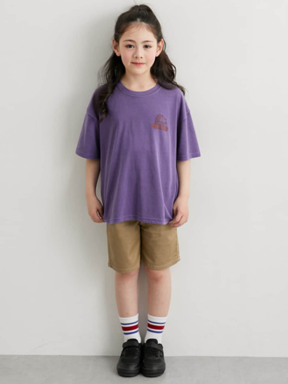 「Tシャツ、ピグメント、ビッグシルエット、ビッグT、ゆるシルエット、ゆるカジ、ストレッチツイル、ハーフパンツ、ハーフパンツコーデ、夏コーデ、夏服、キッズコーデ、キッズファッション、アメカジ、女の子」｜「nissenのビッグシルエットピグメント染めバックプリントＴシャツ（男の子・女の子）（Tシャツ/カットソー、パープル系）」を使った、nissen Kids Modelsさん（キッズ・120cm）の夏コーディネートの1枚目の写真