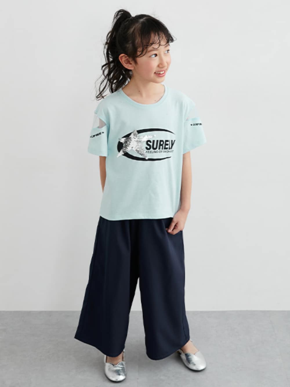 「Tシャツ、Tシャツコーデ、接触冷感、接触冷感パンツ、接触冷感素材、夏コーデ、夏だ！Tシャツ着よう！、夏服、夏ファッション、女の子、女の子コーデ、キッズコーデ、キッズファッション」｜「QUNTSTYLEの吸汗速乾・接触冷感ロング丈ワイドパンツ（その他パンツ、ブルー系）」を使った、nissen Kids Modelsさん（キッズ・120cm）の夏コーディネートの1枚目の写真