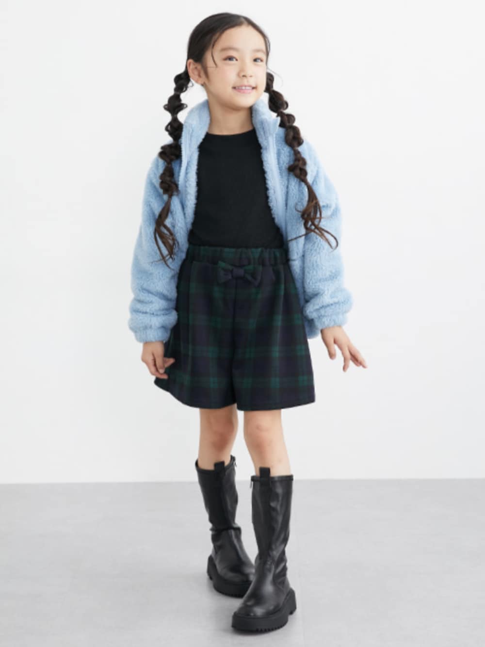 「ボアアウター、冬コーデ、冬アウター、裏シャギー、キュロット、キュロットパンツ、女の子、キッズコーデ、キッズファッション、あったかコーデ、通学コーデ、通学スタイル」｜「QUNTSTYLEの両面ボアフリースジャケット（男の子・女の子）（ブルゾン、ブルー系）」を使った、nissen Kids Modelsさん（キッズ・120cm）の冬コーディネートの1枚目の写真