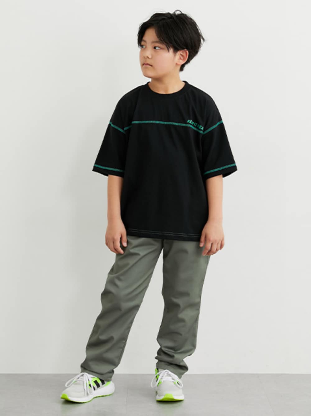 「Tシャツ、Tシャツコーデ、ツイルパンツ、ツイルパンツコーデ、ゆったり、ゆったりシルエット、ゆったりパンツ、キッズコーデ、キッズファッション、ジュニア、ジュニアサイズ、ジュニアファッション、通学コーデ、通学スタイル、夏コーデ」｜「nissenのステッチ配色バックプリントＴシャツ（男の子・女の子）（Tシャツ/カットソー、ブラック系）」を使った、nissen Kids Modelsさん（キッズ・135cm）の春コーディネートの1枚目の写真