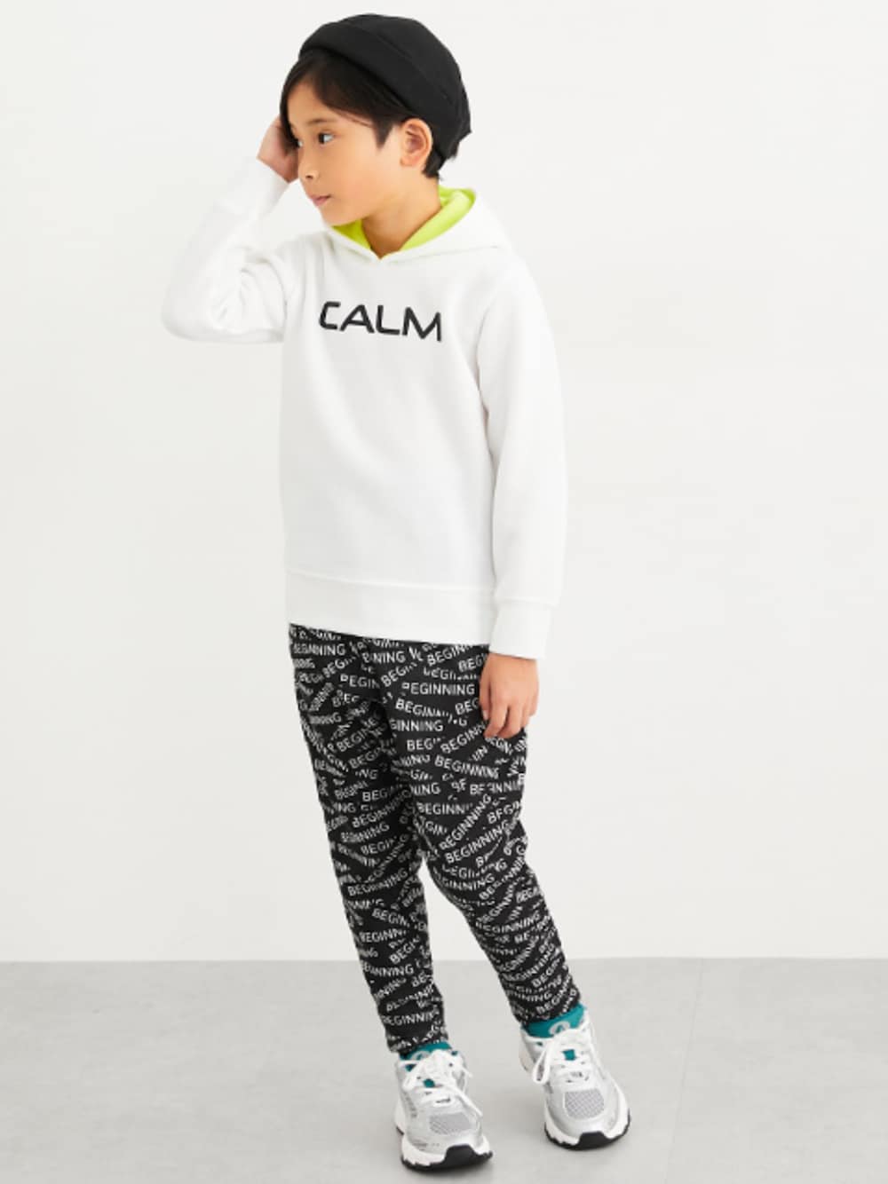 ホワイト系のスウェット、ブラック系のその他パンツ、ブラック系のその他パンツを着用したキッズの秋コーディネートの1枚目の写真