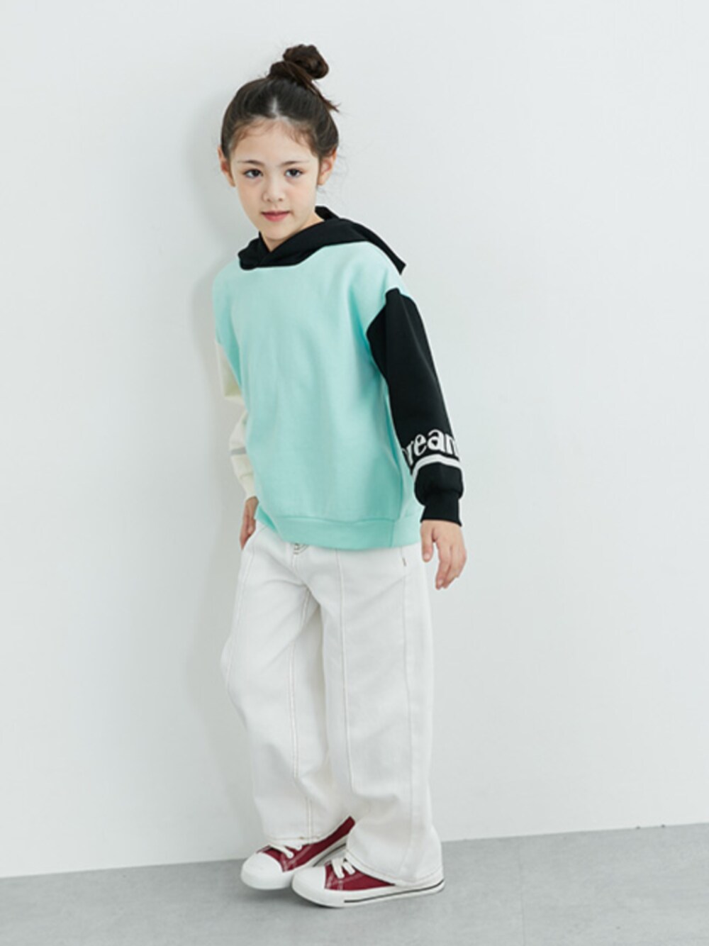 「裏起毛、裏起毛パーカー、デニム、デニムパンツ、冬コーデ、秋コーデ、キッズコーデ、キッズファッション」｜「QUNTSTYLEの取り外し可能サスペンダー付きパンツ（女の子）（その他パンツ、ホワイト系）」を使った、nissen Kids Modelsさん（キッズ・120cm）の秋コーディネートの1枚目の写真