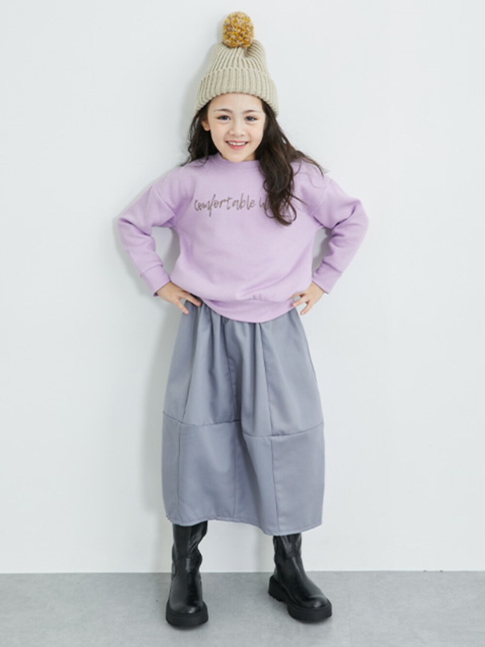 「裏起毛、裏起毛スウェット、トレーナー、トレーナーコーデ、コクーンシルエット、コクーンスカート、淡色コーデ、キッズコーデ、キッズファッション、おしゃれさんと繋がりたい、お出かけコーデ、小学生、小学生女子」｜「nissenのコクーンスカート（女の子）（パンツ、グレー系）」を使った、nissen Kids Modelsさん（キッズ・120cm）の秋コーディネートの1枚目の写真