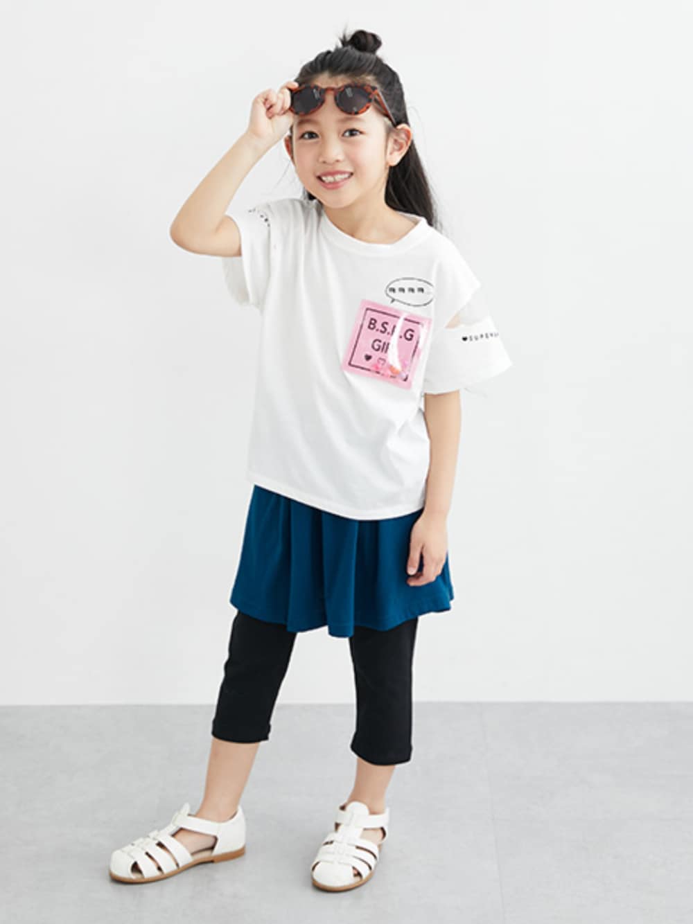 「白Tシャツ、Tシャツ、Tシャツコーデ、夏コーデ、夏だ！Tシャツ着よう！、夏服、スカッツ、スカート、スカートコーデ、キッズコーデ、キッズファッション、女の子、女の子コーデ」｜「QUNTSTYLEのPVC使いTシャツ（女の子）（Tシャツ/カットソー、ホワイト系）」を使った、nissen Kids Modelsさん（キッズ・120cm）の夏コーディネートの1枚目の写真