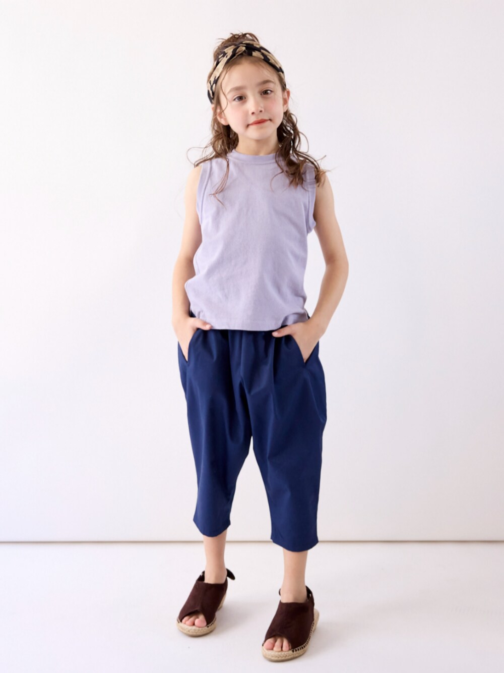 「ベーシック/シンプル、ベーシック、シンプルコーデ、シンプル、シンプルスタイル、タンクトップ、夏コーデ、レギュラー、モデル、キッズファッション」｜「nissenのサーカスパンツ（男の子・女の子　子供服・ジュニア服）（パンツ、ブルー系）」を使った、nissen Kids Modelsさん（キッズ・120cm）の春コーディネートの1枚目の写真