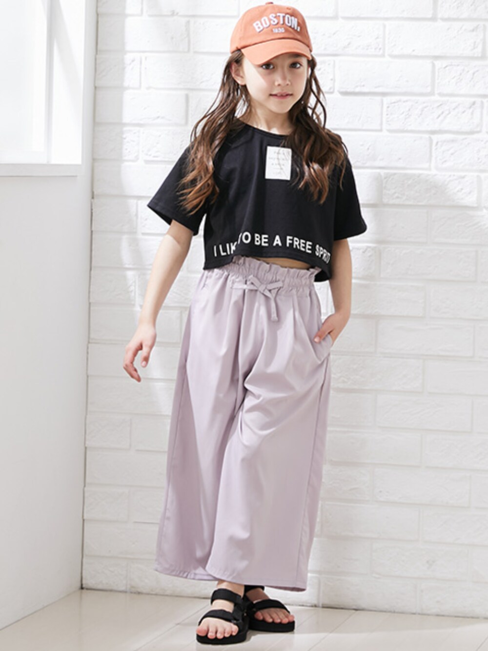 「夏コーデ、春コーデ、レギュラー、モデル、キッズファッション、カジュアルスタイル、女の子、吸汗速乾ボトム、接触冷感パンツ、短丈トップス、ワイドパンツ」｜「nissenのロゴショート丈Ｔシャツ（女の子　子供服・ジュニア服）（Tシャツ/カットソー、ブラック系）」を使った、nissen Kids Modelsさん（キッズ・120cm）の春コーディネートの1枚目の写真