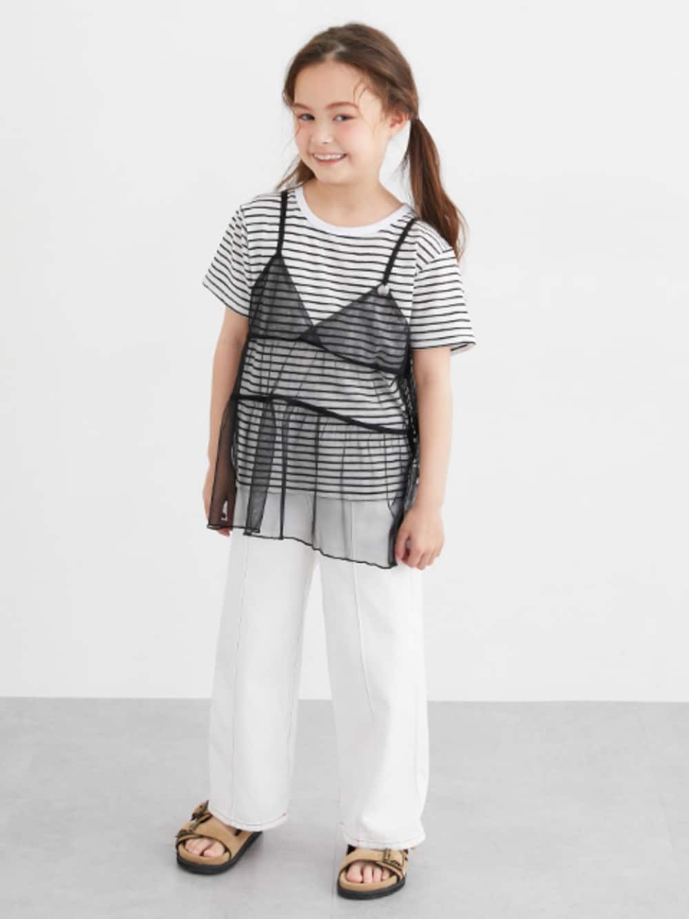 「レイヤードスタイル、レイヤードコーデ、レイヤードトップス、Tシャツ、ボーダー、ボーダートップス、白パンツ、モノトーン、モノトーンコーデ、キッズコーデ、キッズファッション、夏コーデ、夏服」｜「nissenの取り外し可能サスペンダー付きパンツ（女の子　子供服・ジュニア服）（パンツ、ホワイト系）」を使った、nissen Kids Modelsさん（キッズ・120cm）の夏コーディネートの1枚目の写真