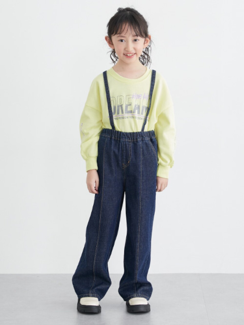 「春コーデ、きれいめカジュアル、お出かけコーデ、デニム、春夏コーデ、カジュアルコーデ、シンプルコーデ、小学生、Tシャツ、初夏コーデ、女の子コーデ、夏コーデ」｜「nissenの取り外し可能サスペンダー付きパンツ（女の子　子供服・ジュニア服）（パンツ、ブルー系）」を使った、nissen Kids Modelsさん（キッズ・120cm）の春コーディネートの1枚目の写真