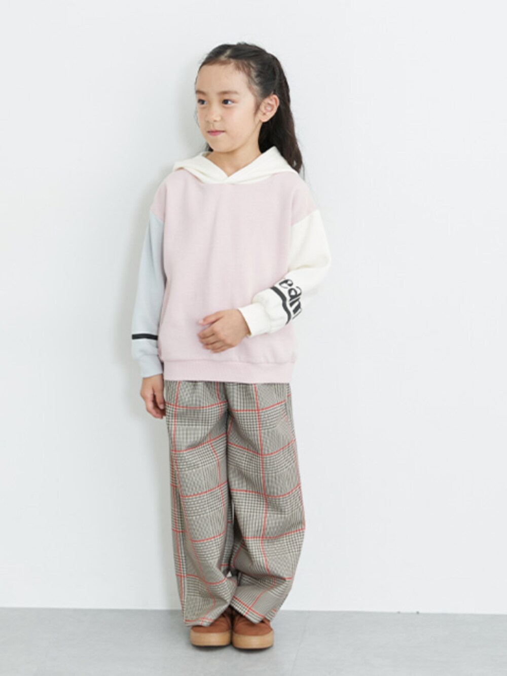「裏起毛、裏起毛パーカー、チェック柄、チェック柄パンツ、ワイドパンツ、キッズコーデ、キッズファッション、おでかけコーデ、女の子、女の子コーデ」｜「QUNTSTYLEのチェック柄カットソーワイドパンツ（女の子）（その他パンツ、ベージュ系）」を使った、nissen Kids Modelsさん（キッズ・120cm）の秋コーディネートの1枚目の写真