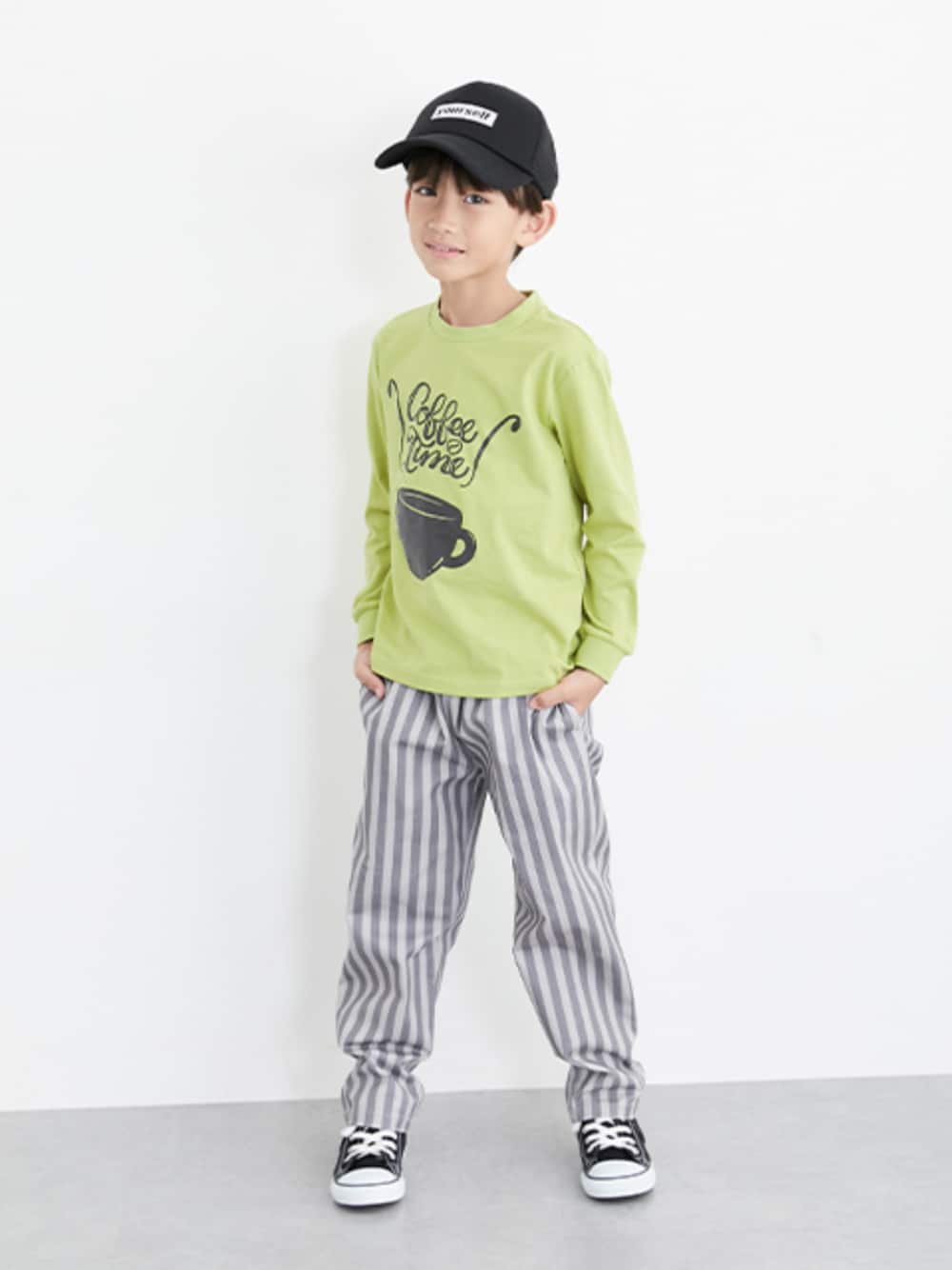 「春コーデ、秋コーデ、キッズコーデ、キッズファッション、プリントT、プリントTシャツ、シェフパンツ、シェフパンツコーデ、通学コーデ、通学、通学スタイル」｜「QUNTSTYLEのツイルシェフパンツ（男の子・女の子)（その他パンツ、グレー系）」を使った、nissen Kids Modelsさん（キッズ・120cm）の冬コーディネートの1枚目の写真