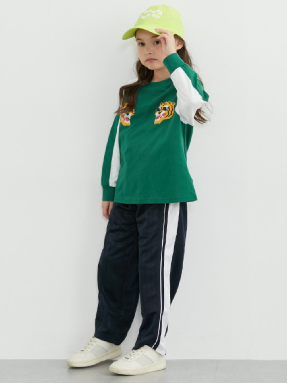 「春コーデ、秋コーデ、オールシーズン、Tシャツ、スポーツミックス、スカジャン風、スカジャン風Tシャツ、サイドライン、サイドラインパンツ、キッズコーデ、キッズファッション」｜「QUNTSTYLEのスカジャン風発泡プリントTシャツ（男の子・女の子）（Tシャツ/カットソー、グリーン系）」を使った、nissen Kids Modelsさん（キッズ・120cm）の冬コーディネートの1枚目の写真
