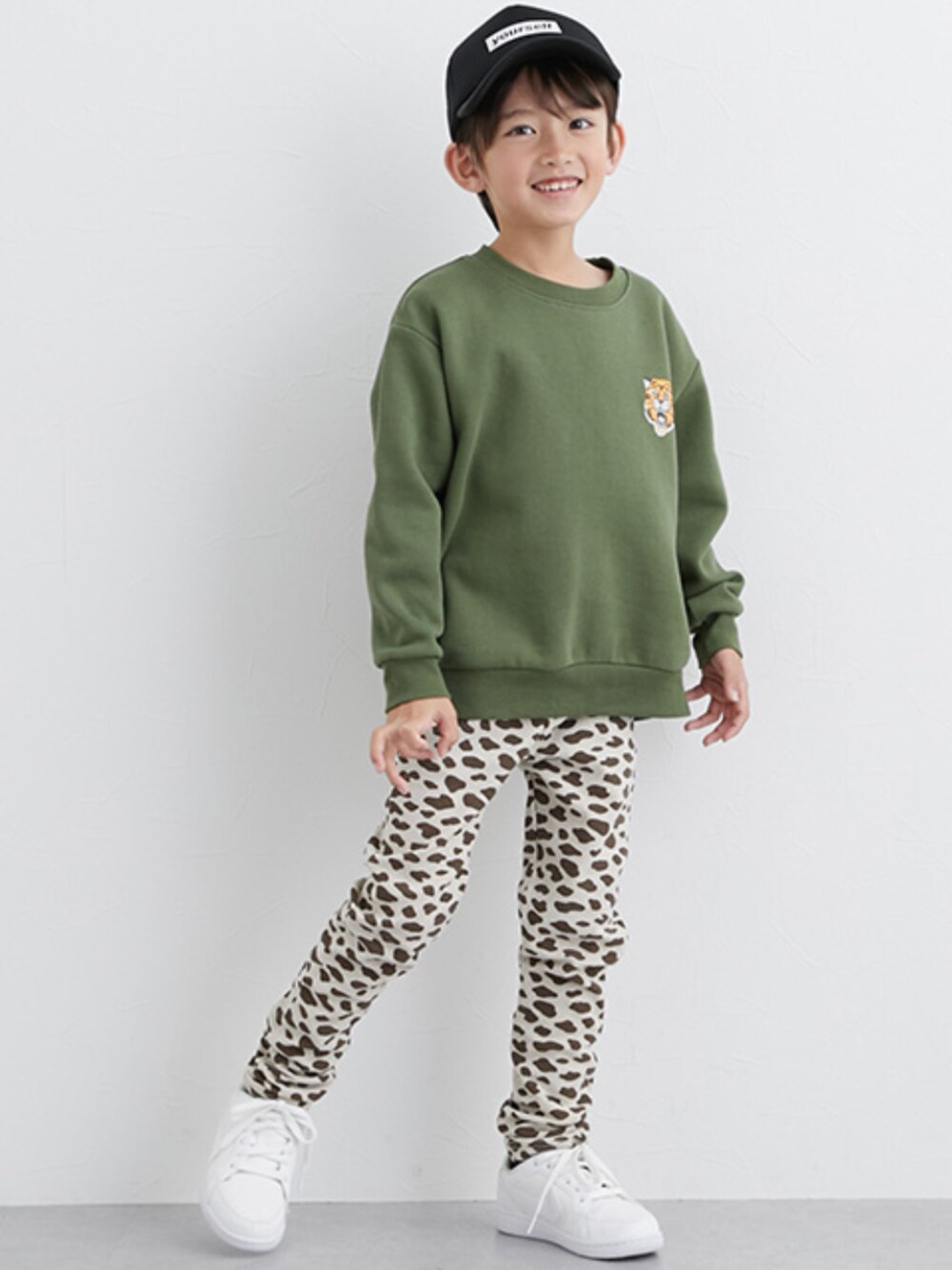 「春コーデ、秋コーデ、レギュラー、モデル、キッズファッション、スウェット、男の子コーデ、トレーナー、通学ファッション、トレーナーコーデ、おしゃれさんと繋がりたい、柄パンツ、アニマル柄」｜「nissenのカットソーストレッチ柄パンツ（子供服　男の子・女の子　ジュニア服）（パンツ、ベージュ系）」を使った、nissen Kids Modelsさん（キッズ・120cm）の冬コーディネートの1枚目の写真