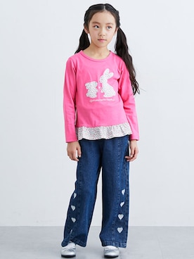 「nissen（ニッセン）のハート刺しゅうデニムワイドパンツ（女の子）（パンツ、ブルー系）」を使った、nissen Kids Modelsさん（キッズ・120cm）の春コーディネート