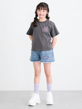 「QUNTSTYLE（キュントスタイル）の刺しゅう入りデニムショートパンツ（デニムパンツ、ブルー系）」を使った、nissen Kids Modelsさん（キッズ・121cm）の春コーディネート