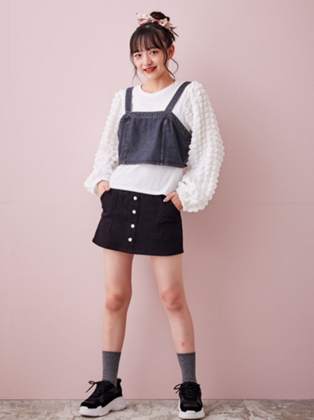 「ストリート、ストリートコーデ、ストリートMIX、ストリートファッション、ストリートカジュアル、ストリート女子、春コーデ、レギュラー、モデル、キッズファッション」｜「nissenのストレッチツイルスカパン（女の子　子供服・ジュニア服）（パンツ、ブラック系）」を使った、nissen Kids Modelsさん（キッズ・160cm）の冬コーディネートの1枚目の写真