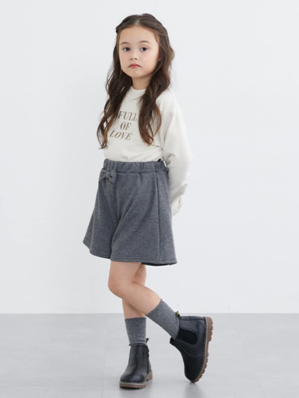 「ニットソー、パール使い、秋コーデ、冬コーデ、シンプルコーデ、キッズコーデ、キッズファッション、おでかけコーデ、女の子、裏シャギー、キュロット」｜「nissenの裏シャギーウエストリボンキュロットパンツ（女の子）（パンツ、グレー系）」を使った、nissen Kids Modelsさん（キッズ・120cm）の秋コーディネートの1枚目の写真