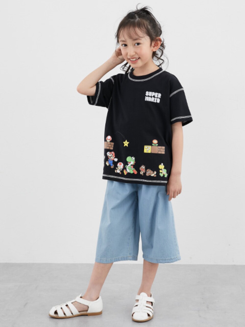 「Tシャツ、Tシャツ×デニム、Tシャツコーデ、ガウチョパンツ、デニム、マリオ、スーパーマリオ、ヨッシー、キッズコーデ、キッズファッション、夏コーデ、夏だ！Tシャツ着よう！、夏服」｜「nissenの【スーパーマリオ】プリントＴシャツ（男の子・女の子）（Tシャツ/カットソー、ブラック系）」を使った、nissen Kids Modelsさん（キッズ・120cm）の夏コーディネートの1枚目の写真