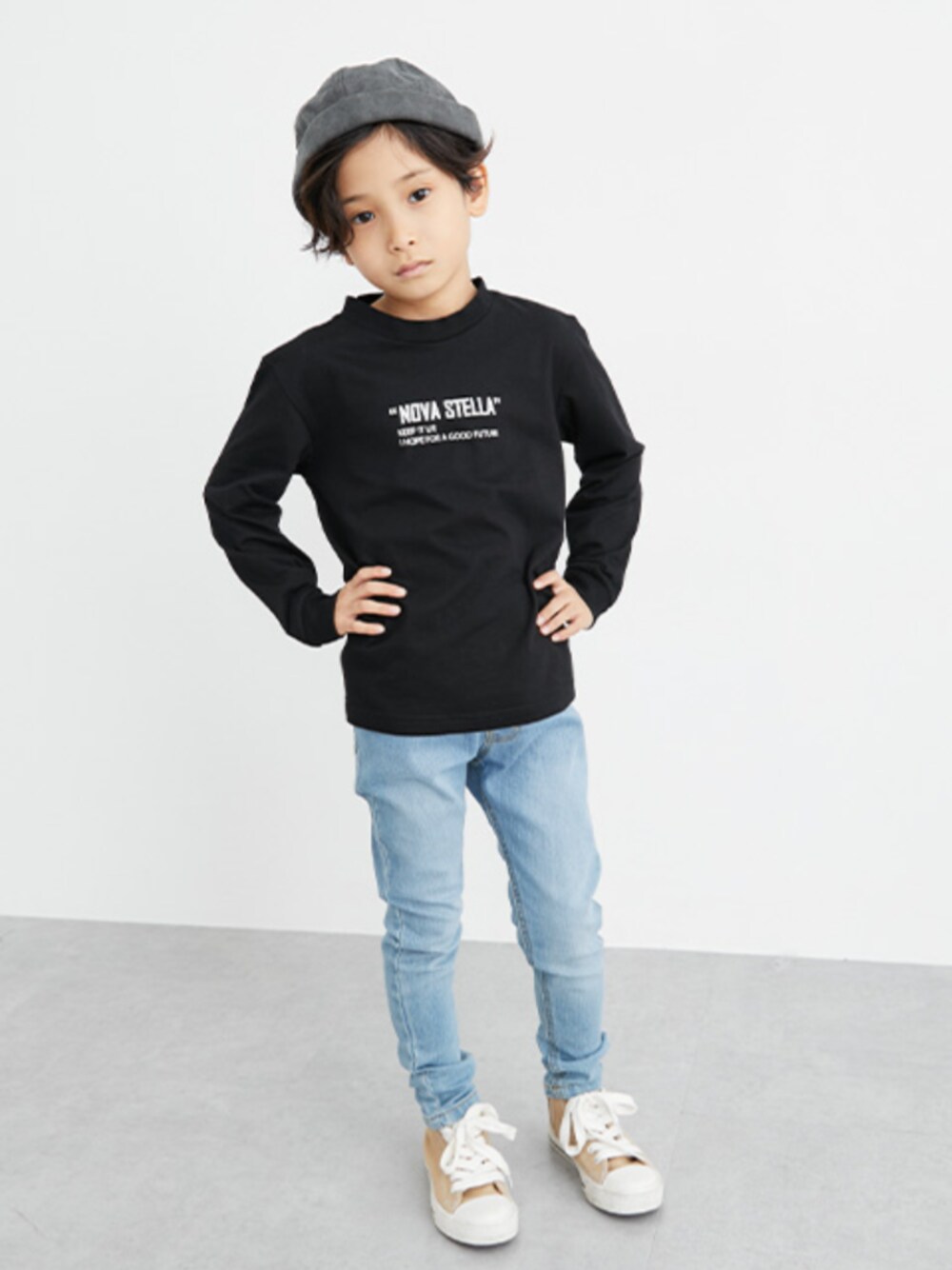 「秋コーデ、春コーデ、Tシャツ、綿100％、プリントTシャツ、ストレッチ、ストレッチデニム、スキニーパンツ、デニム、デニムパンツ、通学コーデ、通学スタイル、キッズコーデ、キッズファッション」｜「QUNTSTYLEの綿１００％ビッグシルエットプリントＴシャツ（男の子・女の子)（Tシャツ/カットソー、ブラック系）」を使った、nissen Kids Modelsさん（キッズ・120cm）の秋コーディネートの1枚目の写真