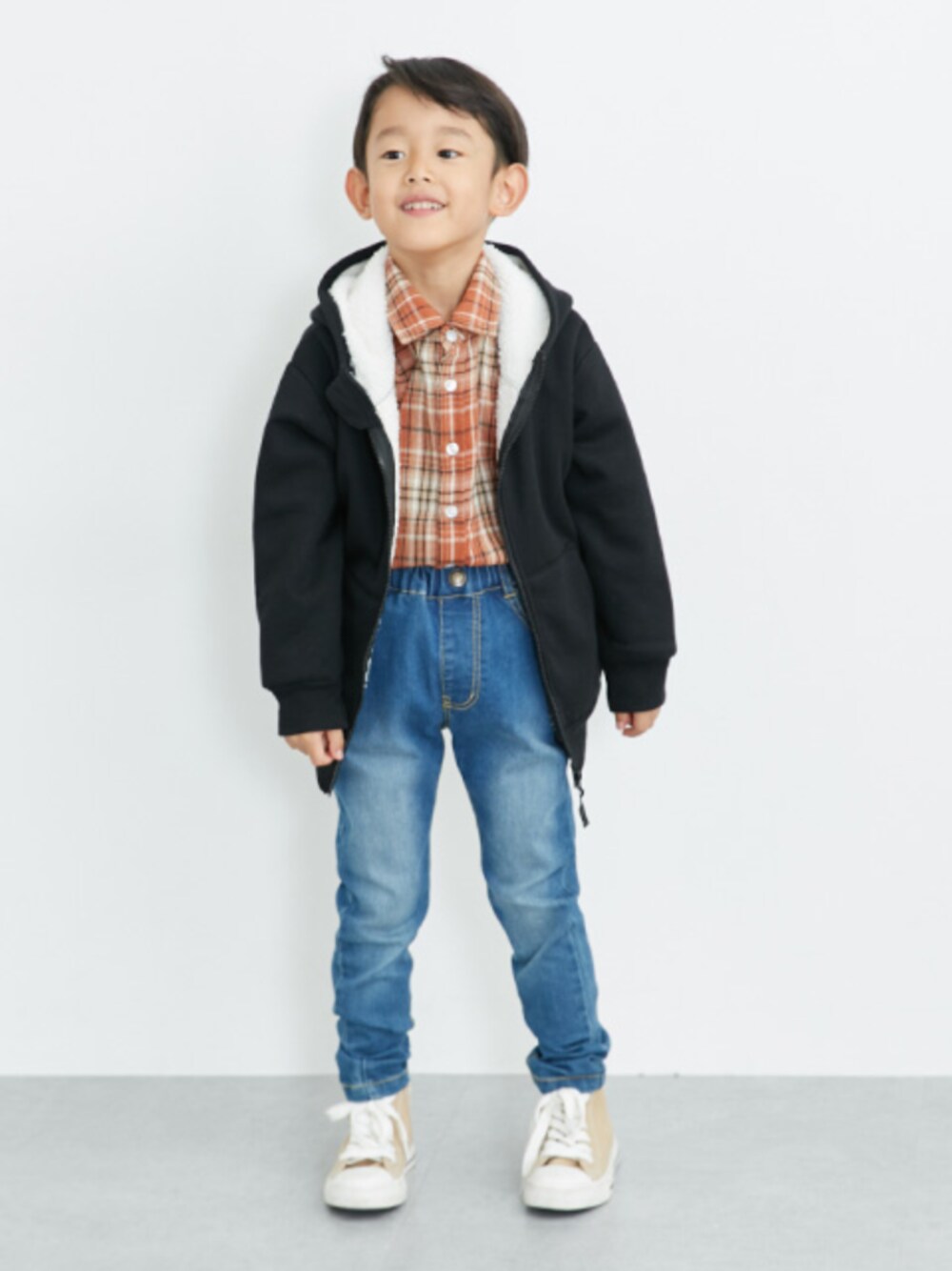 「冬コーデ、冬アウター、裏ボア、裏ボアアウター、デニム、デニムパンツ、チェック、チェックシャツ、カジュアルコーデ、カジュアル、キッズコーデ、キッズファッション、男の子、男の子コーデ」｜「nissenのビッグシルエットフランネルシャツ（シャツ/ブラウス、オレンジ系）」を使った、nissen Kids Modelsさん（キッズ・120cm）の秋コーディネートの1枚目の写真