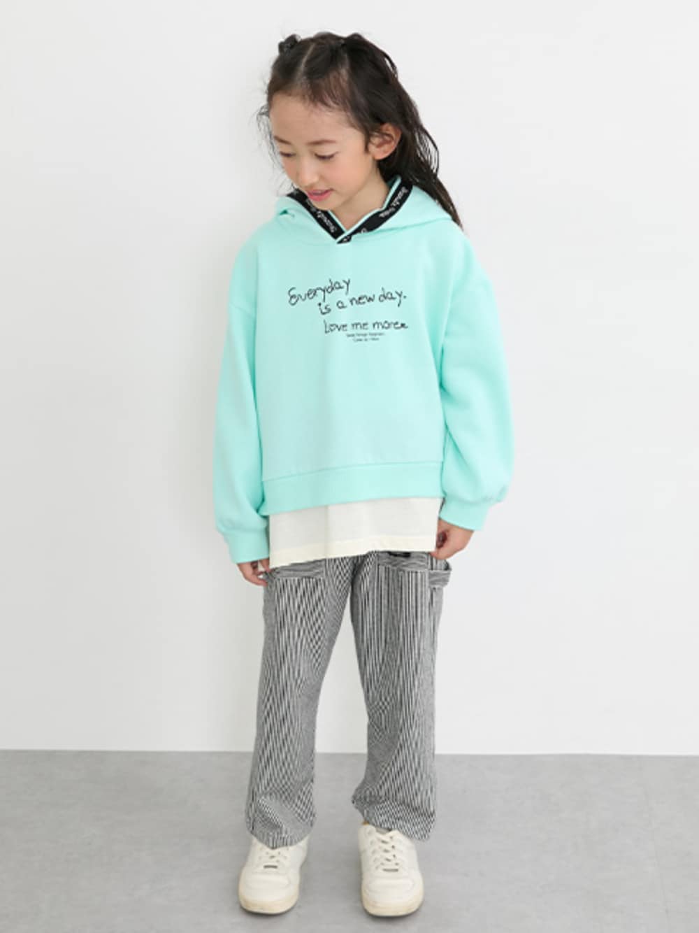「パーカー、パーカーコーデ、裏起毛、裏起毛パーカー、スウェットパンツ、ペインターパンツ、キッズコーデ、キッズファッション、秋コーデ、冬コーデ、姉妹コーデ、姉妹、姉妹オソロ」｜「nissenのペインタースウェットパンツ（男の子・女の子)（パンツ、ブラック系）」を使った、nissen Kids Modelsさん（キッズ・120cm）の冬コーディネートの1枚目の写真