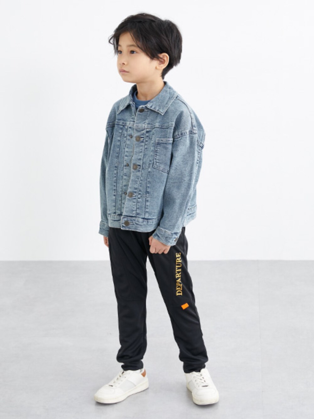 「Gジャン、デニム、デニムジャケット、メッシュ、ロングパンツ、キッズコーデ、キッズファッション、春コーデ、秋コーデ、おでかけコーデ、おでかけスタイル」｜「nissenのGジャン（男の子・女の子）（ジャケット/アウター、ブルー系）」を使った、nissen Kids Modelsさん（キッズ・120cm）の春コーディネートの1枚目の写真