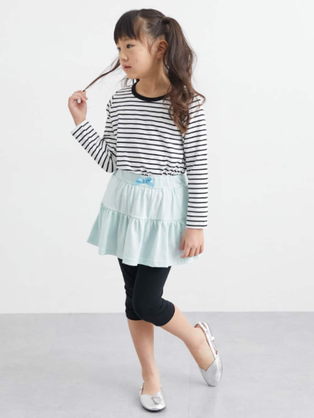「スカッツ、ボーダートップス、ボーダーTシャツ、春コーデ、春服、夏コーデ、夏服、キッズコーデ、キッズファッション、女の子、女の子コーデ、通学コーデ、通学スタイル」｜「nissenの選べる♪デザインTシャツ（女の子）（Tシャツ/カットソー、ブラック系）」を使った、nissen Kids Modelsさん（キッズ・120cm）の春コーディネートの1枚目の写真