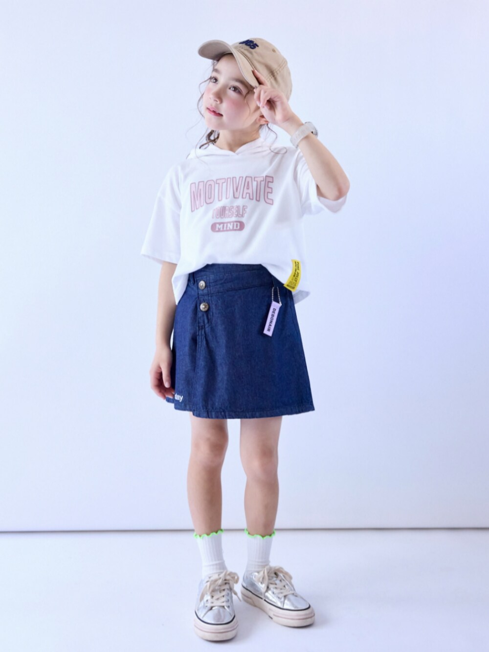 「夏コーデ、レギュラー、モデル、キッズファッション、きれいめカジュアル」｜「nissenのビッグシルエットＴパーカー（Tシャツ/カットソー、ホワイト系）」を使った、nissen Kids Modelsさん（キッズ・120cm）の春コーディネートの1枚目の写真