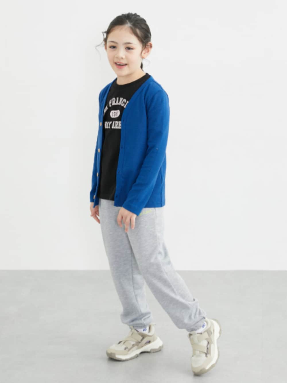 「カーディガン、カーディガンコーデ、春コーデ、秋コーデ、スウェット、スウェットパンツ、Tシャツ、キッズコーデ、キッズファッション、女の子、女の子コーデ」｜「QUNTSTYLEのスウェットパンツ（男の子・女の子）（スウェットパンツ、グレー系）」を使った、nissen Kids Modelsさん（キッズ・120cm）の冬コーディネートの1枚目の写真