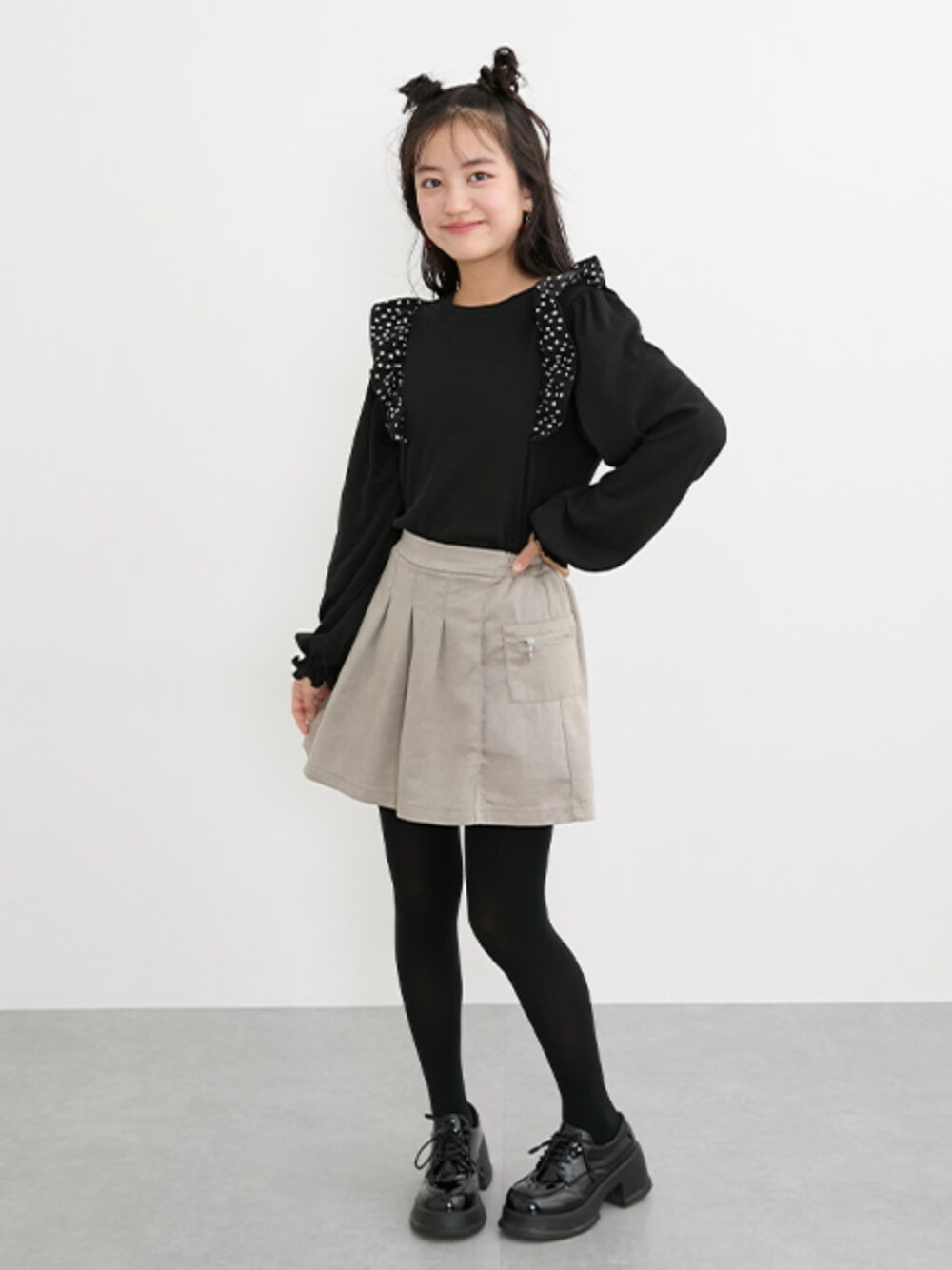 「肩フリル、肩フリルトップス、テレコTシャツ、テレコトップス、タックスカート、スカート、スカートスタイル、スカートコーデ、お出かけコーデ、お出かけスタイル、ジュニア、ジュニアコーデ、キッズコーデ、キッズファッション、姉妹コーデ」｜「nissenの肩フリルテレコTシャツ（女の子）（スウェット、ブラック系）」を使った、nissen Kids Modelsさん（キッズ・153cm）の冬コーディネートの1枚目の写真