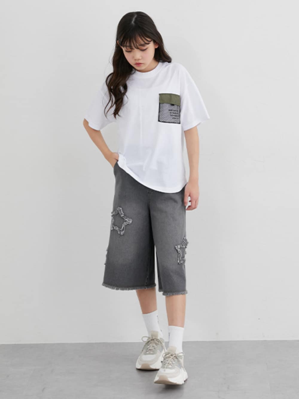「白Tシャツ、Tシャツ、Tシャツ×デニム、デニム、デニムパンツ、バミューダパンツ、フリンジ、胸ポケットTシャツ、胸ポケット、ジュニア/ティーンズ、ジュニア、ジュニアコーデ、キッズコーデ、キッズファッション、夏コーデ」｜「QUNTSTYLEの星フリンジバミューダデニムパンツ（女の子）（デニムパンツ、グレー系）」を使った、nissen Kids Modelsさん（キッズ・151cm）の夏コーディネートの1枚目の写真