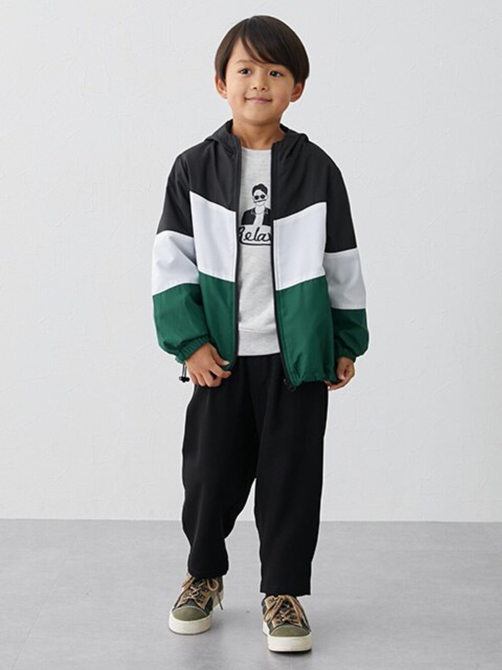 「キッズファッション、モデル、レギュラー、ベーシック、シンプル」｜「nissenのコーデュロイテーパードパンツ（子供服　男の子・女の子）（パンツ、ブラック系）」を使った、nissen Kids Modelsさん（キッズ・117cm）の秋コーディネートの1枚目の写真