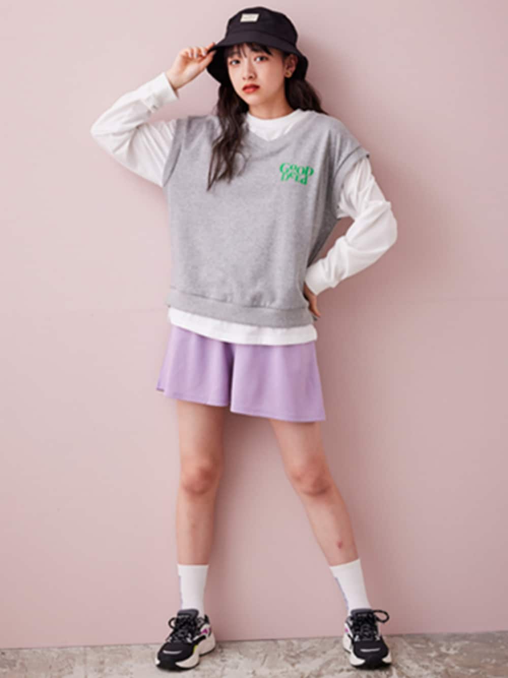 「ストリート、ストリートコーデ、ストリートMIX、ストリート女子、春コーデ、レギュラー、モデル、キッズファッション」｜「nissenのベスト重ね着風トップス（Tシャツ/カットソー、グレー系）」を使った、nissen Kids Modelsさん（キッズ・160cm）の冬コーディネートの1枚目の写真