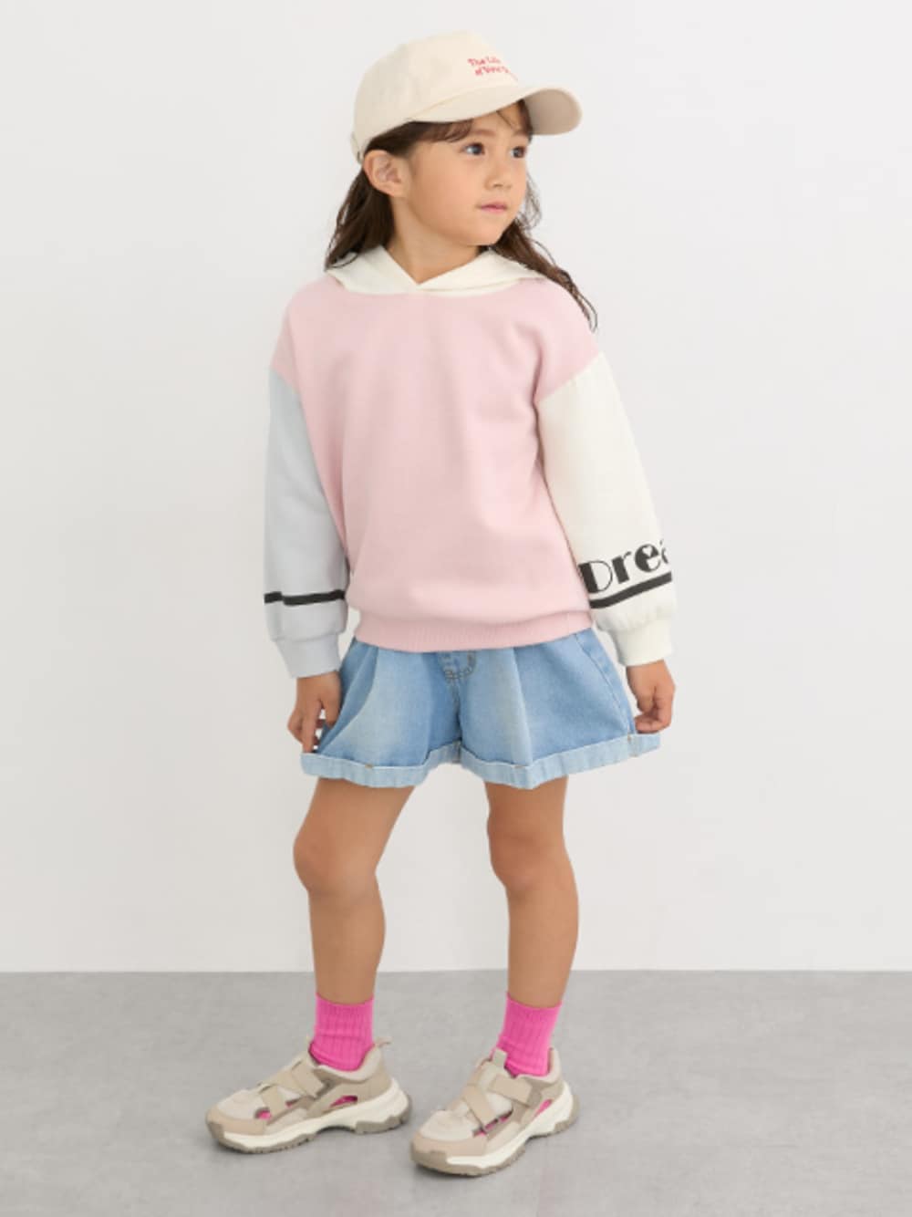 「パーカー、パーカーコーデ、裏起毛、裏起毛パーカー、デニム、デニムパンツ、デニムショートパンツ、キッズコーデ、キッズファッション、姉妹コーデ、姉妹オソロ、姉妹リンク」｜「nissenのあったか裏起毛♪配色切替パーカー（スウェット、ピンク系）」を使った、nissen Kids Modelsさん（キッズ・120cm）の冬コーディネートの1枚目の写真
