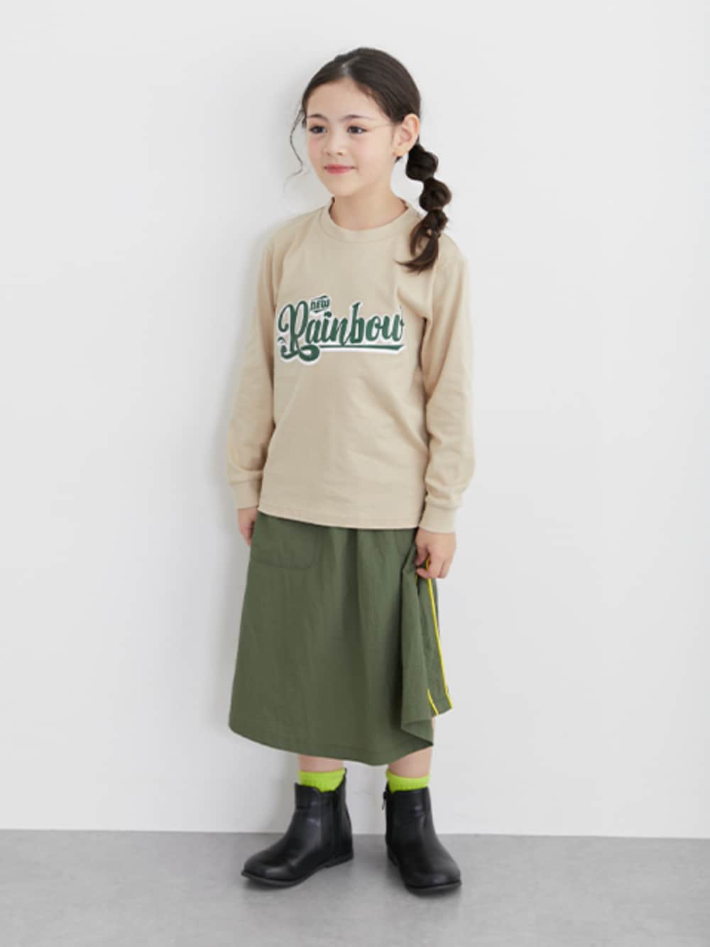 「春コーデ、秋コーデ、プリントT、プリントTシャツ、綿100％、ナイロンスカート、スカートスタイル、スカートコーデ、キッズコーデ、キッズファッション、通学コーデ、通学、通学スタイル、お出かけコーデ」｜「QUNTSTYLEの綿１００％ビッグシルエットプリントＴシャツ（男の子・女の子)（Tシャツ/カットソー、ベージュ系）」を使った、nissen Kids Modelsさん（キッズ・120cm）の冬コーディネートの1枚目の写真