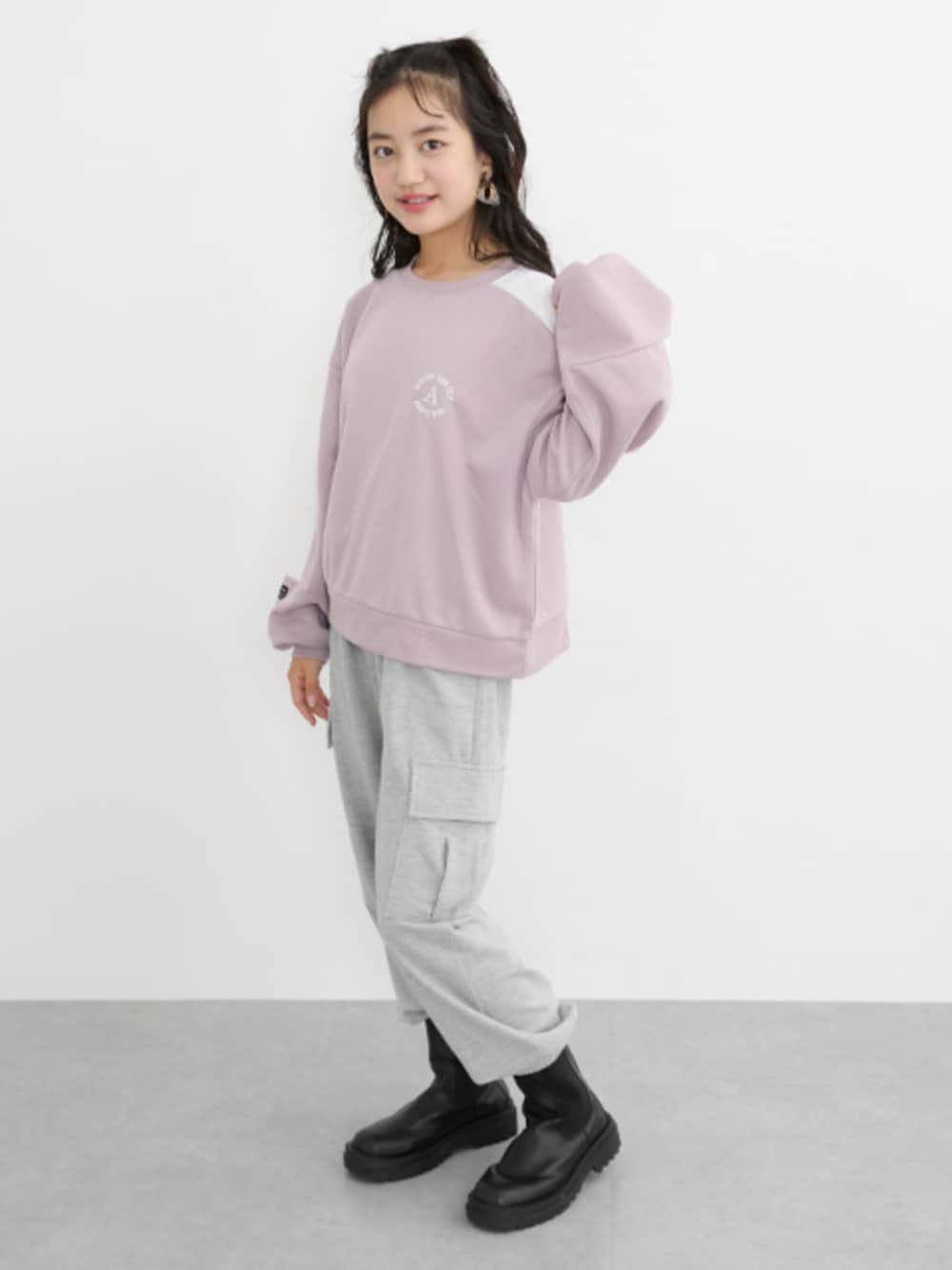 「ショート丈トップス、ショート丈、ショート丈トレーナー、カーゴパンツ、カーゴパンツコーデ、ジュニア、ジュニアコーデ、ジュニアサイズ、キッズコーデ、キッズファッション、通学コーデ、通学スタイル」｜「nissenのウエストロゴカーゴパンツ（女の子）（パンツ、グレー系）」を使った、nissen Kids Modelsさん（キッズ・153cm）の冬コーディネートの1枚目の写真
