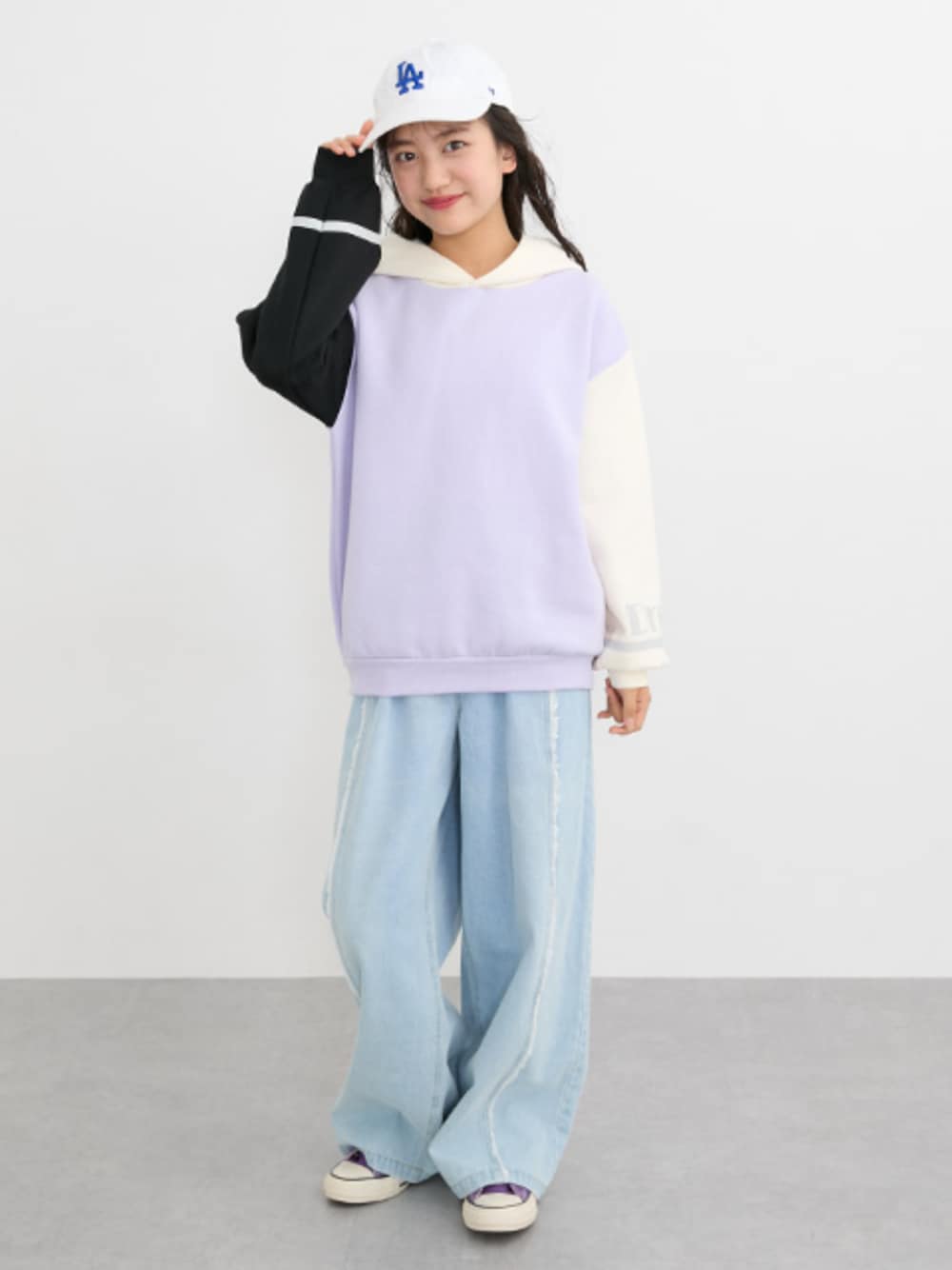 「パーカー、パーカーコーデ、パーカースタイル、裏起毛、裏起毛パーカー、デニム、デニムパンツ、デニムワイドパンツ、フリンジデニム、キッズコーデ、キッズファッション、ジュニア、ジュニアコーデ、ジュニアサイズ、姉妹コーデ」｜「QUNTSTYLEのフリンジデニムワイドパンツ（女の子）（デニムパンツ、ブルー系）」を使った、nissen Kids Modelsさん（キッズ・153cm）の冬コーディネートの1枚目の写真