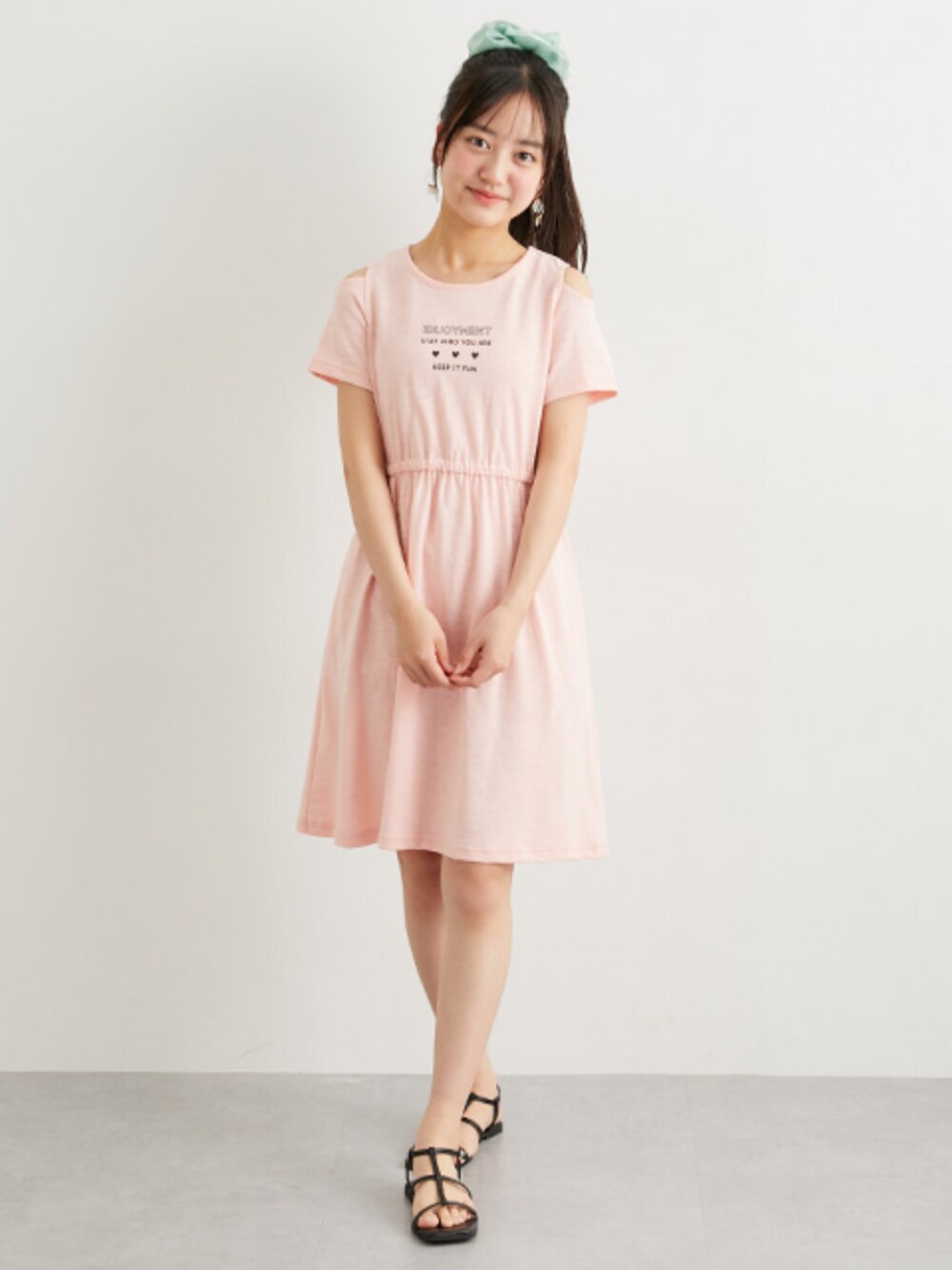 「ワンピース、肩あき、肩あきワンピース、夏コーデ、夏服、キッズコーデ、キッズファッション、ジュニア/ティーンズ、ジュニアサイズ」｜「QUNTSTYLEの肩開きワンピース（女の子）（ワンピース、ピンク系）」を使った、nissen Kids Modelsさん（キッズ・155cm）の春コーディネートの1枚目の写真