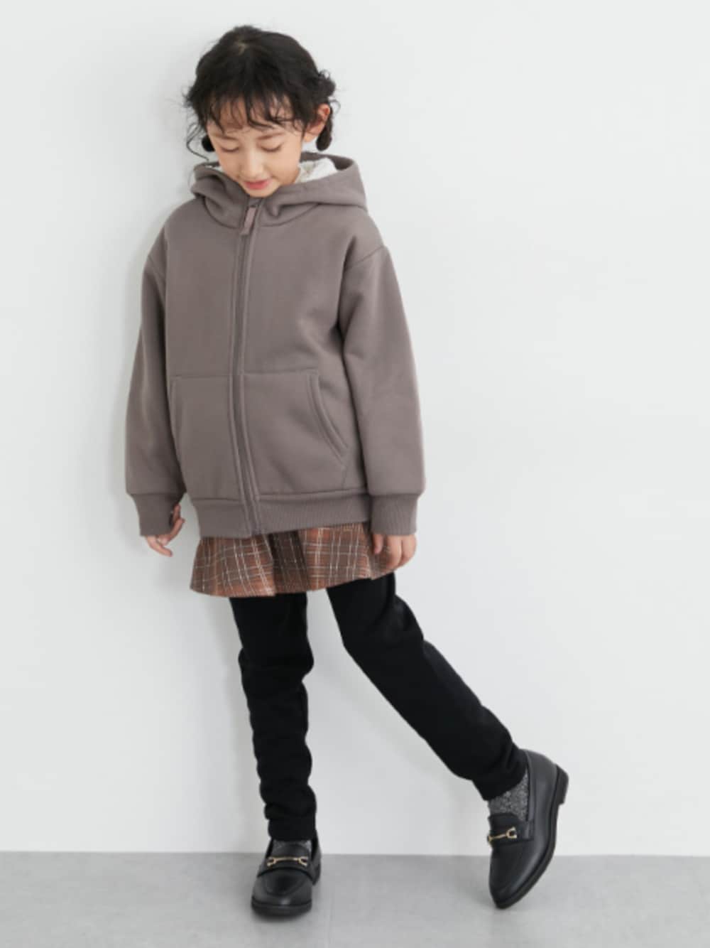 「裏ボア、パーカー、冬コーデ、冬アウター、裏起毛、裏起毛スカッツ、スカッツ、あったかコーデ、キッズコーデ、キッズファッション、女の子、女の子コーデ、ブラウン、ブラウンコーデ」｜「nissenの裏ボアパーカージャケット（カーディガン/ボレロ、ブラウン系）」を使った、nissen Kids Modelsさん（キッズ・120cm）の秋コーディネートの1枚目の写真