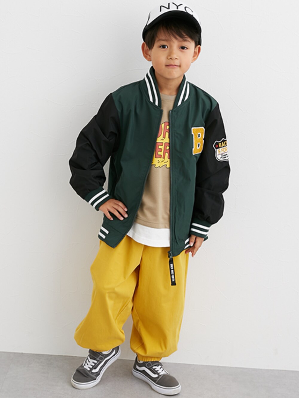 「冬コーデ、レギュラー、キッズファッション、モデル、男の子、こどもコーデ、カジュアル、重ね着風トップス、重ね着風、ストリート、ストリートカジュアル、キッズコーデ」｜「nissenのイージーロングパンツ（子供服　男の子・女の子）（パンツ、イエロー系）」を使った、nissen Kids Modelsさん（キッズ・120cm）の冬コーディネートの1枚目の写真