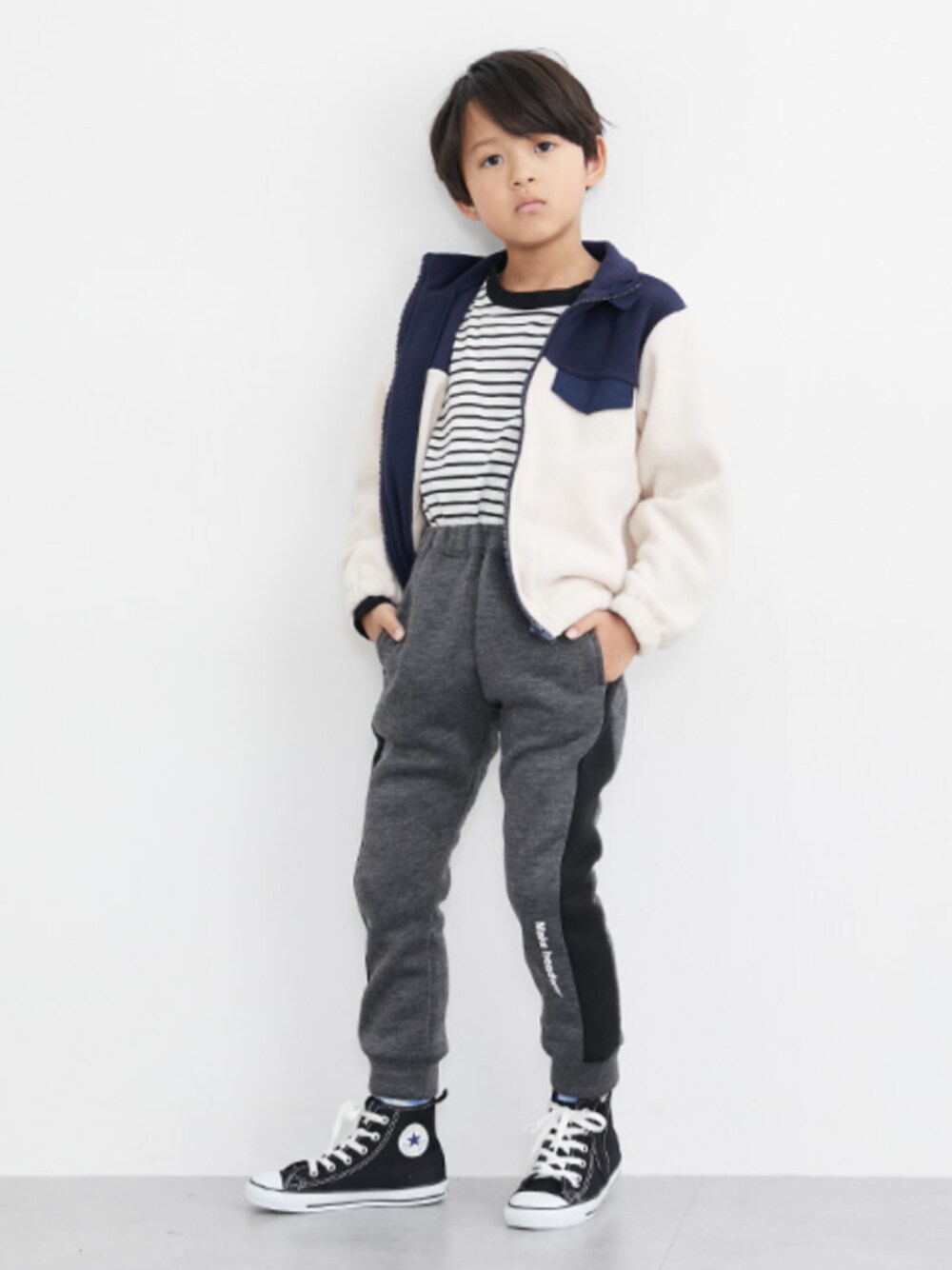 「ボーダー、ボーダートップス、裏起毛、裏起毛パンツ、フリース、フリースジャケット、冬コーデ、冬アウター、キッズコーデ、キッズファッション、通学コーデ、通学スタイル、通園コーデ、通園スタイル」｜「QUNTSTYLEの綿１００％ビッグシルエットボーダーTシャツ（男の子・女の子)（Tシャツ/カットソー、ブラック系）」を使った、nissen Kids Modelsさん（キッズ・122cm）の秋コーディネートの1枚目の写真