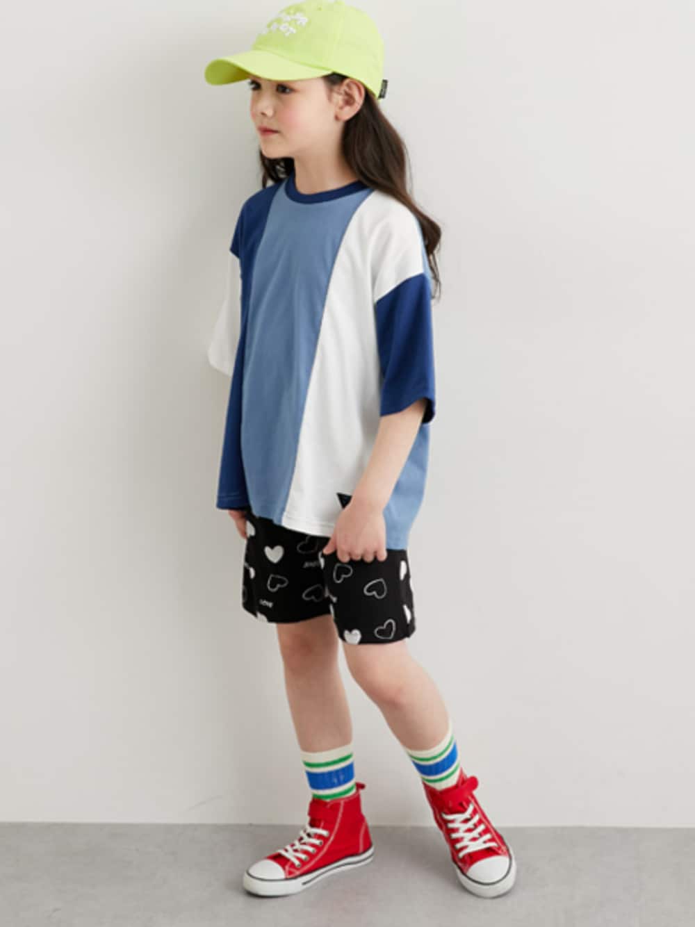 「Tシャツ、切替トップス、切替デザイン、ハーフパンツ、ハーフパンツコーデ、柄パンツ、ハート柄、キッズコーデ、キッズファッション、夏コーデ、夏服、お出かけコーデ」｜「QUNTSTYLEの配色切替Ｔシャツ（男の子・女の子）（Tシャツ/カットソー、ブルー系）」を使った、nissen Kids Modelsさん（キッズ・120cm）の夏コーディネートの1枚目の写真