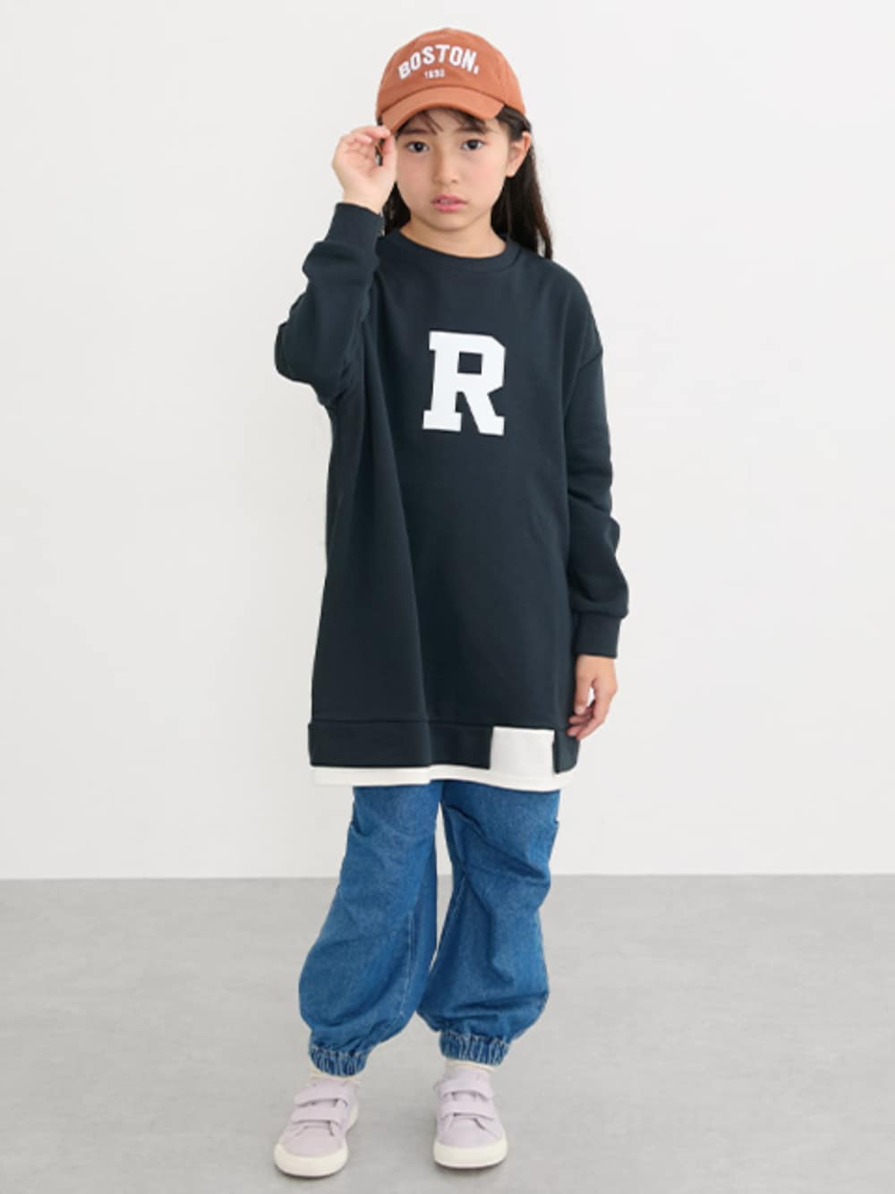 「レイヤードスタイル、レイヤード風、チュニック、スウェット、デニム、デニムパンツ、ワイドパンツ、キッズコーデ、キッズファッション、姉妹コーデ、姉妹、姉妹オソロ、パラシュートパンツ」｜「QUNTSTYLEの裾デザインプリントスウェットチュニック（女の子）（その他トップス、ブルー系）」を使った、nissen Kids Modelsさん（キッズ・130cm）の冬コーディネートの1枚目の写真