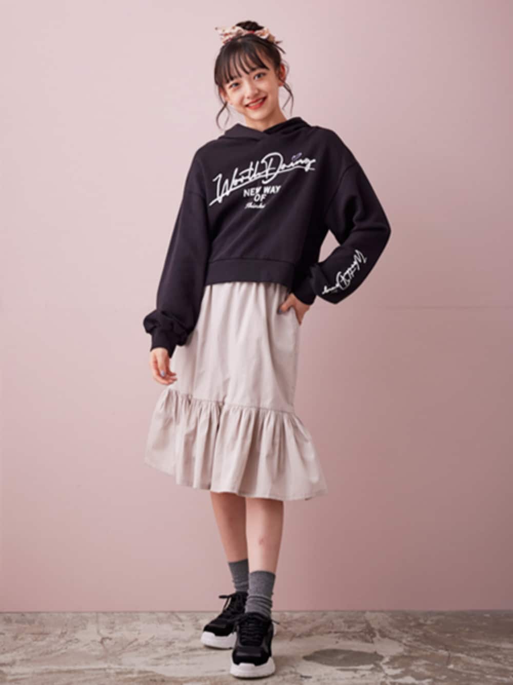 「ストリート、ストリートMIX、ストリートコーデ、ストリート女子、春コーデ、レギュラー、モデル、キッズファッション」｜「nissenの綿１００％裏毛2点セット（パーカー＋キュロット）（女の子　子供服　ジュニア服）（スウェット、ブラック系）」を使った、nissen Kids Modelsさん（キッズ・160cm）の冬コーディネートの1枚目の写真