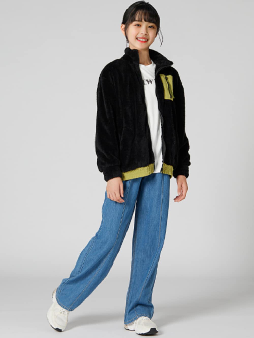 「冬コーデ、ボアジャケット、ボアアウター、Tシャツ、Tシャツ×デニム、デニム、デニムパンツ、キッズコーデ、キッズファッション、ジュニアサイズ、ジュニアコーデ、ジュニアファッション、通学コーデ、通学スタイル」｜「nissenのポケット付きボアジャケット（男の子・女の子）（ジャケット/アウター、ブラック系）」を使った、nissen Kids Modelsさん（キッズ・155cm）の冬コーディネートの1枚目の写真