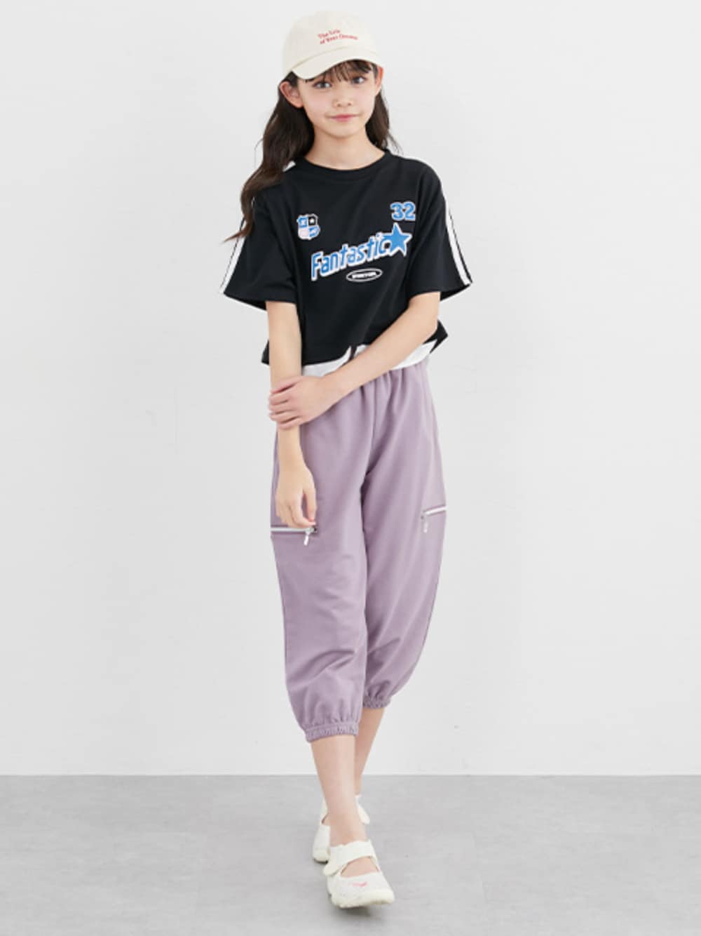 「レイヤードスタイル、スポーツミックス、黒Tシャツ、重ね着、重ね着風、重ね着風トップス、スリットパンツ、ジュニア/ティーンズ、ジュニア、ジュニアサイズ、キッズコーデ、キッズファッション、夏コーデ、夏だ！Tシャツ着よう！、夏服」｜「QUNTSTYLEのショート丈重ね着風プリントＴシャツ（女の子）（Tシャツ/カットソー、ブラック系）」を使った、nissen Kids Modelsさん（キッズ・151cm）の夏コーディネートの1枚目の写真