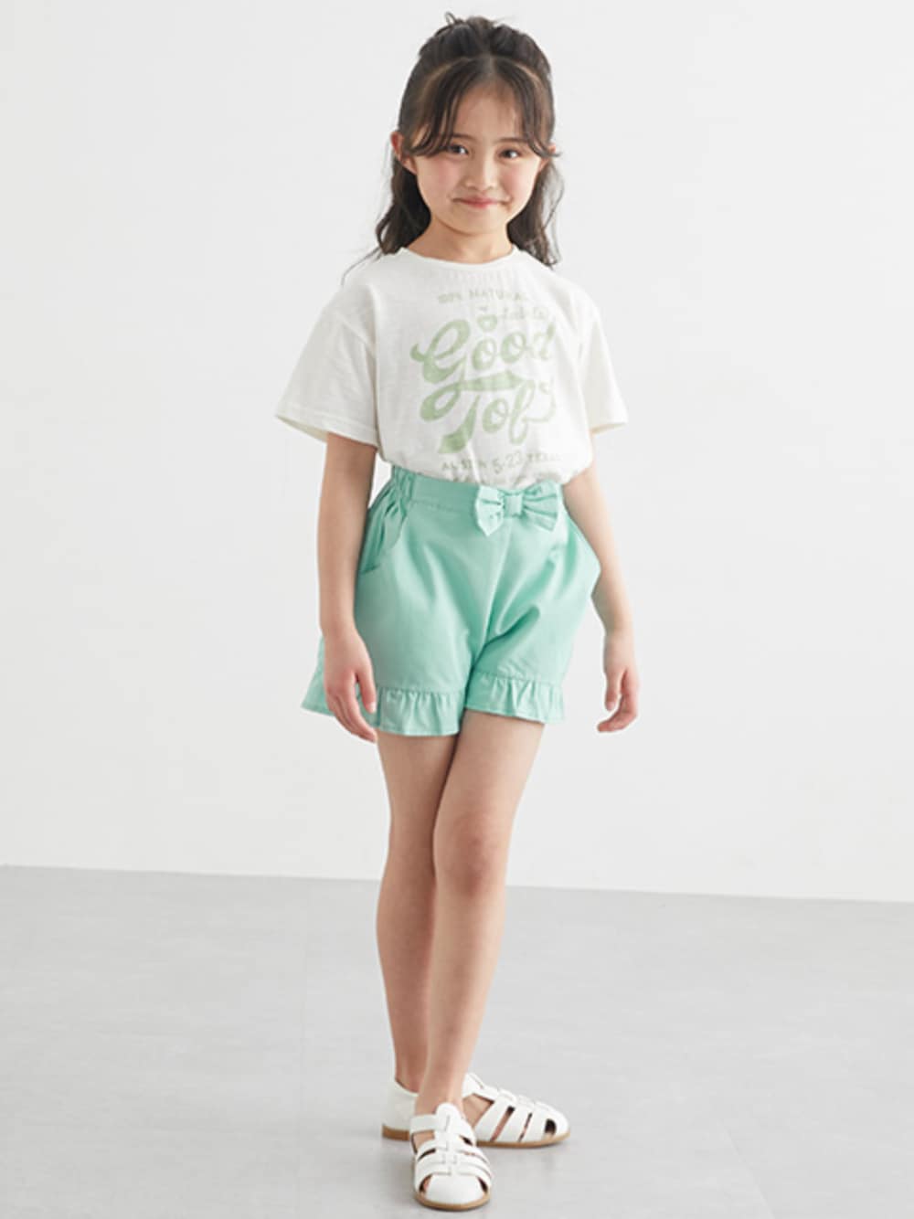 「ショートパンツ、淡色コーデ、カジュアルコーデ、春夏コーデ、パステルカラー、シンプルコーデ、Tシャツ、夏コーデ、レギュラー、モデル、キッズファッション、小学生、キッズコーデ、こどもコーデ、女の子」｜「nissenのドロップショルダープリントＴシャツ（Tシャツ/カットソー、ホワイト系）」を使った、nissen Kids Modelsさん（キッズ・120cm）の春コーディネートの1枚目の写真