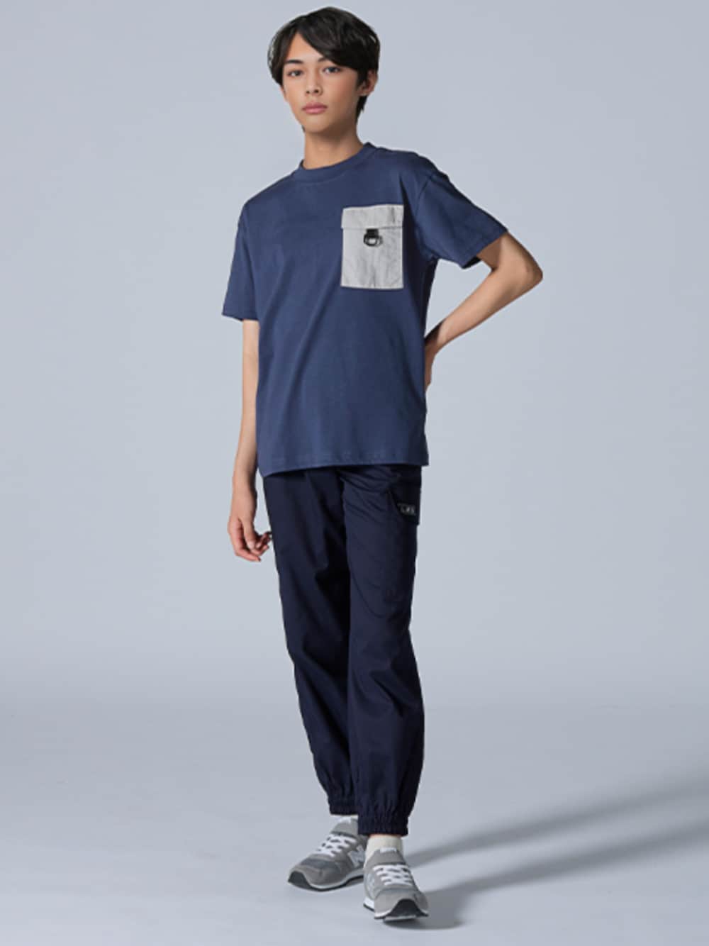 「夏コーデ、カーゴパンツ、カーゴパンツコーデ、カーゴジョガーパンツ、ポケット付き、ポケット付きTシャツ、Tシャツ、シンプルコーデ、シンプル、ネイビー、ネイビーコーデ、キッズコーデ、キッズファッション、子供服、小学生」｜「nissenのポケット付き半袖Tシャツ（Tシャツ/カットソー、ブルー系）」を使った、nissen Kids Modelsさん（キッズ・155cm）の夏コーディネートの1枚目の写真